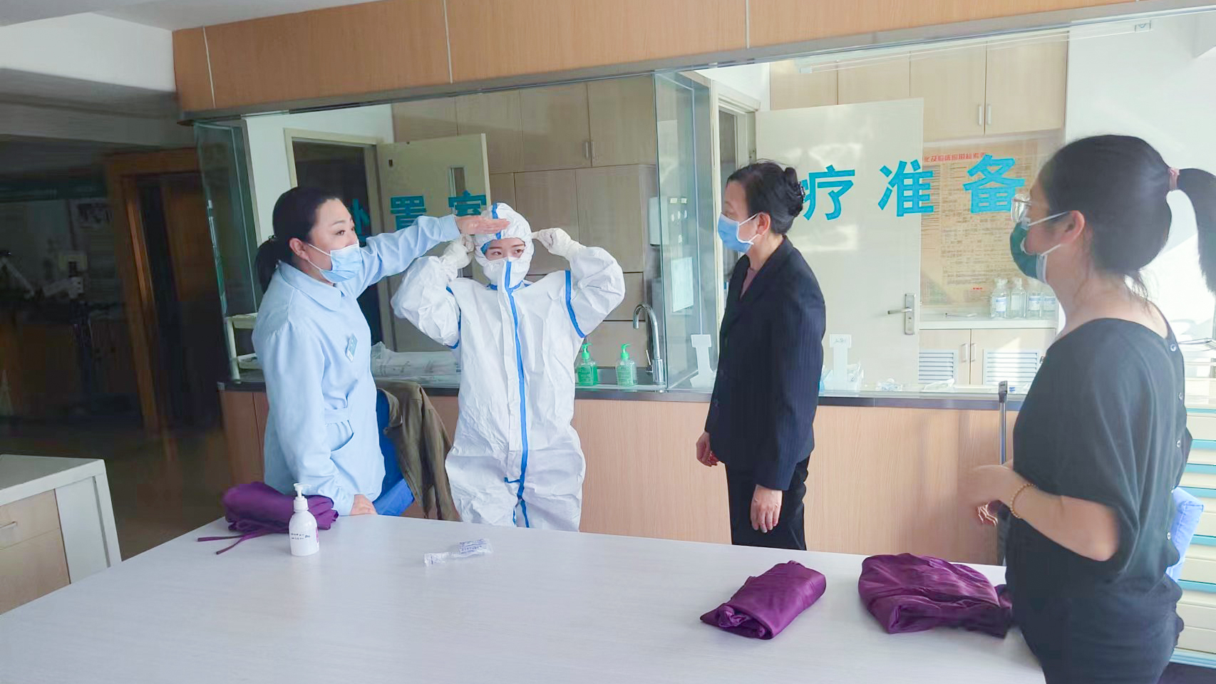 医院总护士长李阳为志愿者进行防护安全培训